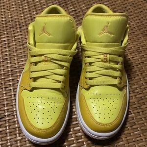 NIKE AIR JORDAN 1LOWS YELLOW MINT CONDITION FROM GOAT